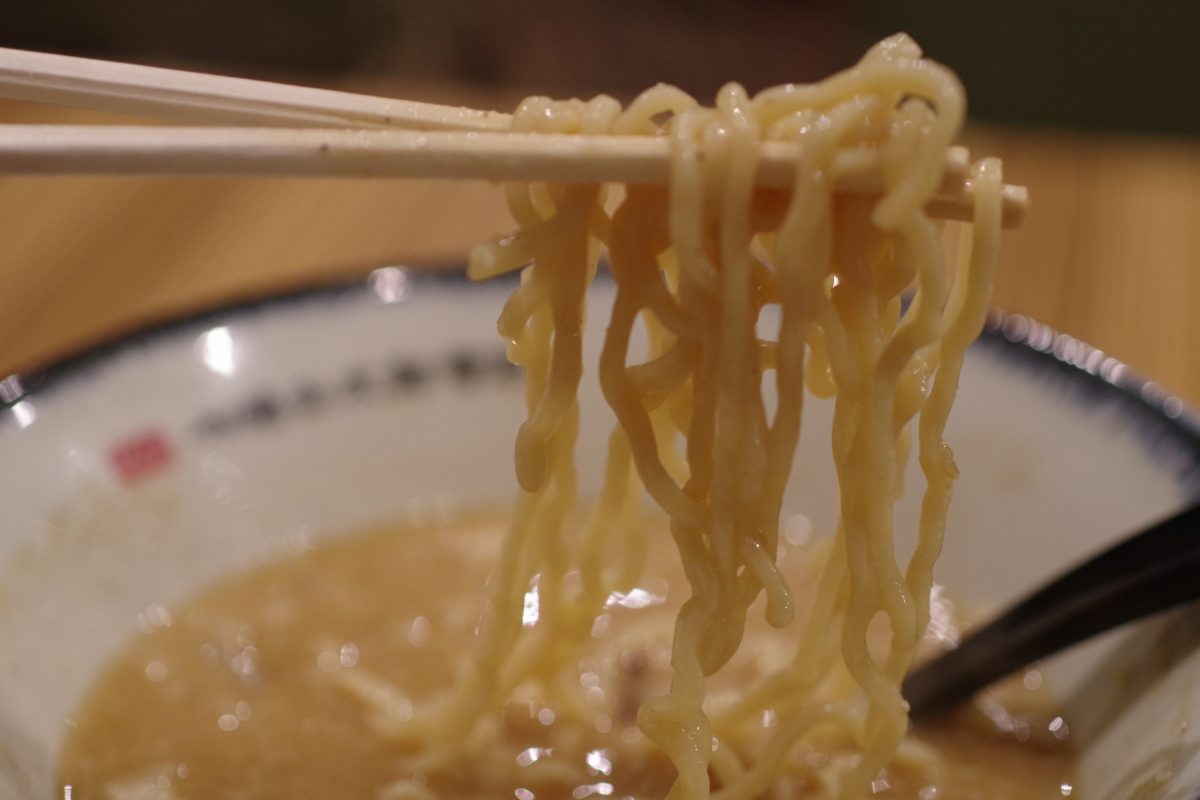 味噌ラーメンの麺リフト
