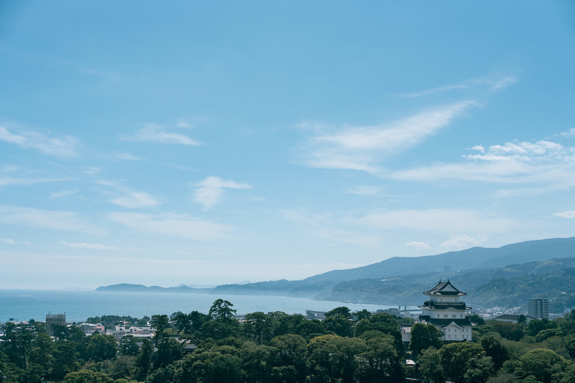 小田原の海と城を望む