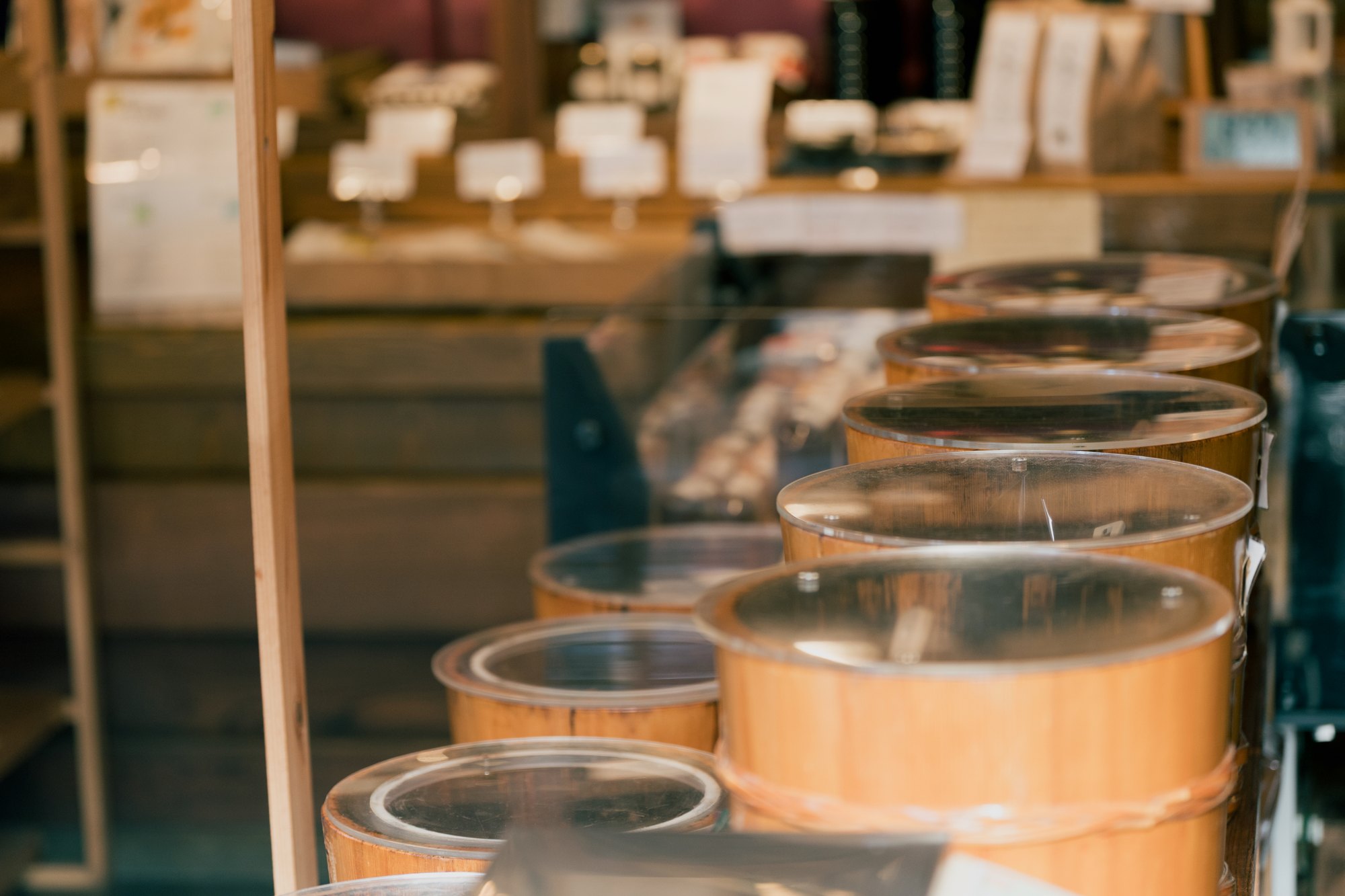 量り売りの木桶が並ぶ店内
